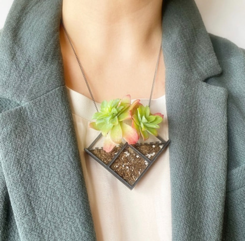 WARHOL gardening breastplate delivered with organic soil and seeds